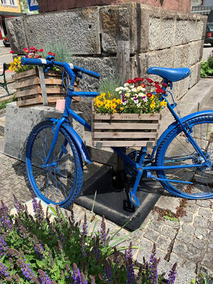 Altheim Dekoration am Ortsplatz (Quelle: Land OÖ, Aistleitner)