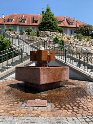 Brunnen vor Gemeindeamt (Quelle: Land OÖ, Aistleitner)