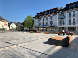 Sitzgelegenheiten am Platz (Quelle: Land OÖ, Aistleitner)