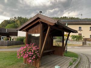 Buswartehaus mit Blumen (Quelle: Land OÖ, Aistleitner)