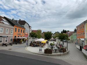 Stadtplatz mit Gastgarten (Quelle: Land OÖ, Aistleitner)