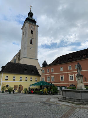 Stadtplatz Grein mit Kirche im Hintergrund (Quelle: Land OÖ, Aistleitner)