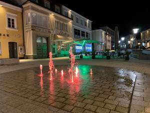 Brunnen Pregarten Nacht (Quelle: Land OÖ. Aistleitner)